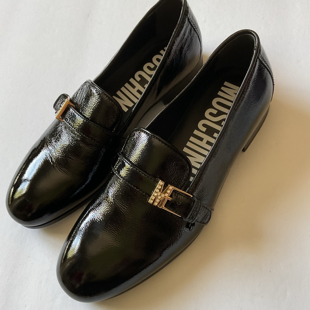 MOSCHINO WOMENS PATENT LEATHER LOAFERS BLACK WITH CRYSTAL LOGO SIZE US 8 NWOT